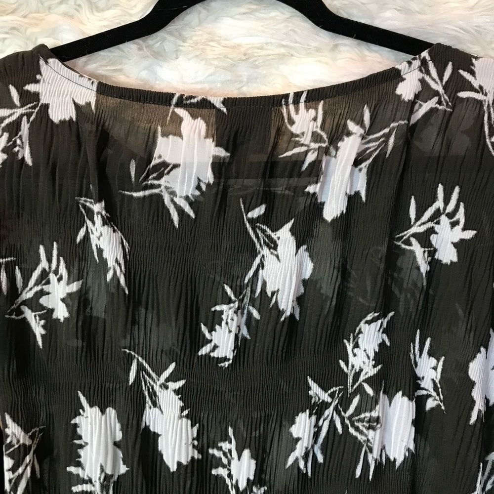 ❤️SALE❤️Bobeau Blouse Sheer cold shoulder Black & White, ruffle sleeves, size L - Picture 4 of 12